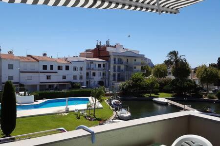 Port Sotavent 2C - Apartamento En La Marina De Empuriabrava - Piscina Comunitaria, - Parking - Vistas Al Canal - Cerca Centro Y Playa 외부 사진
